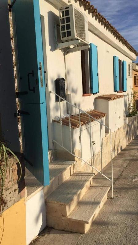 Cara Catherine Geremèas المظهر الخارجي الصورة