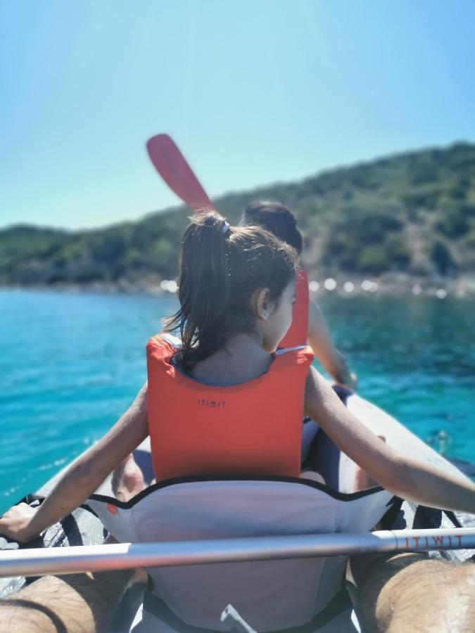 Cara Catherine Geremèas المظهر الخارجي الصورة